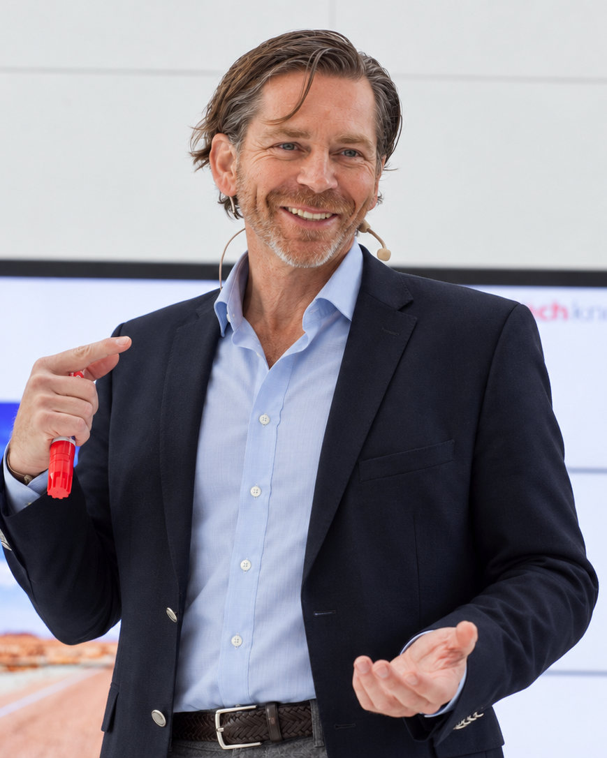 Messetrainer Michael Huger bei einem Vortrag Michael Huger lacht bei einem Vortrag über Verkaufspsychologie